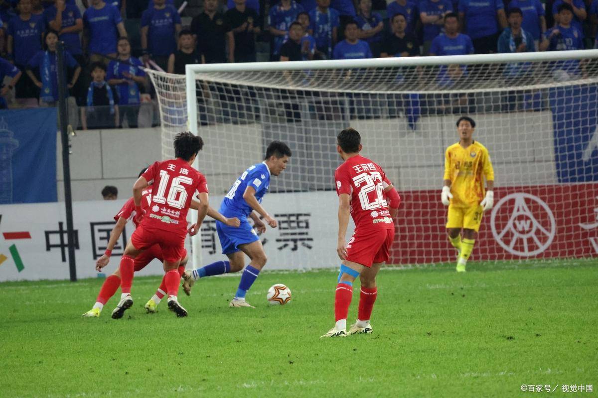 AYX体育赛事直播包含集结日体能课后，上海海港状态回暖备战英超，目标明确，资深球员宣示担当的词条